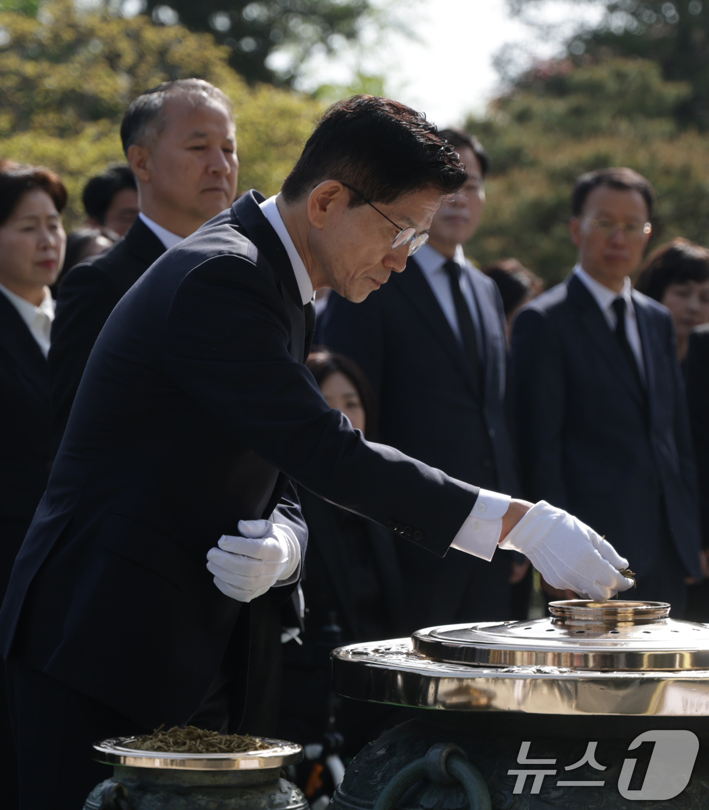 (서울=뉴스1) 안은나 기자 = 김문수 국민의힘 대통령 후보가 4일 오전 서울 동작구 국립서울현충원 현충탑에서 분향하고 있다. (공동취재) 2025.5.4/뉴스1