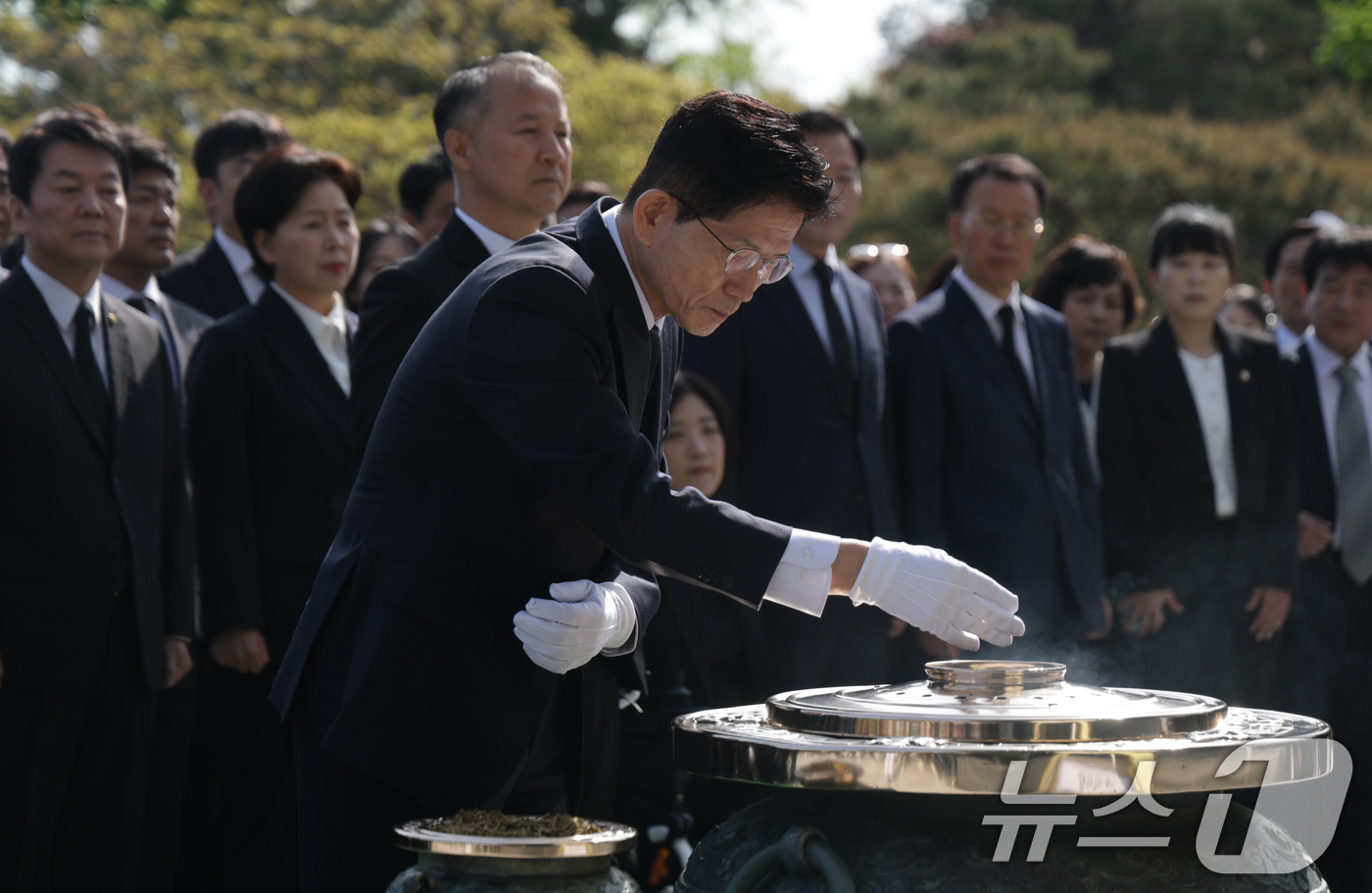 (서울=뉴스1) 안은나 기자 = 김문수 국민의힘 대통령 후보가 4일 오전 서울 동작구 국립서울현충원 현충탑에서 분향하고 있다. (공동취재) 2025.5.4/뉴스1