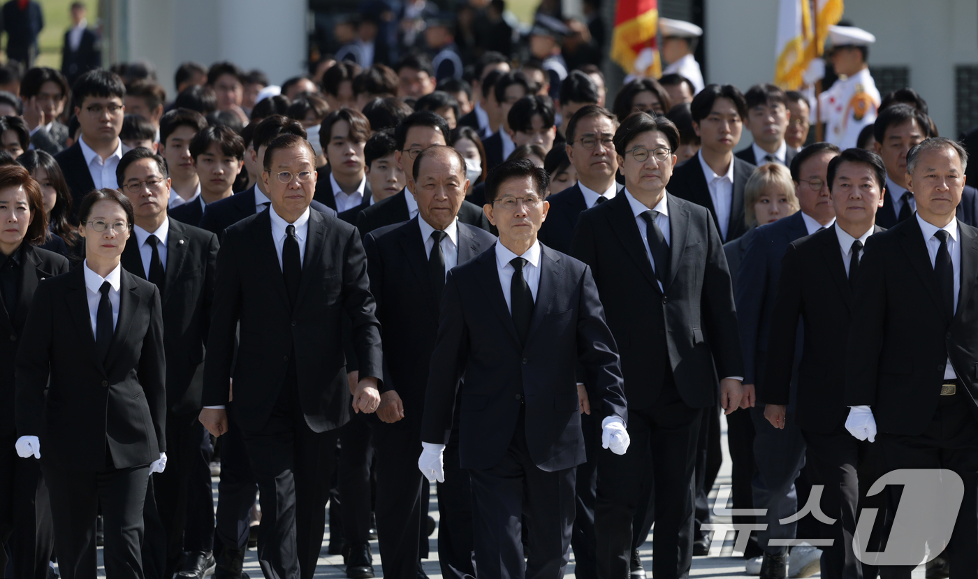 (서울=뉴스1) 안은나 기자 = 김문수 국민의힘 대통령 후보가 4일 오전 서울 동작구 국립서울현충원을 찾아 당 지도부와 현충탑 참배를 위해 이동하고 있다. (공동취재) 2025.5 …