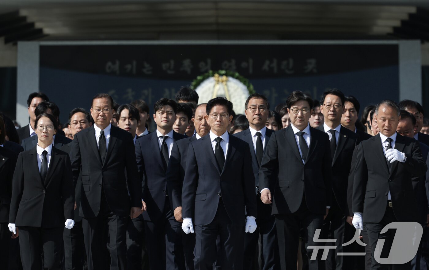 본문 이미지 - 김문수 국민의힘 대통령 후보가 4일 오전 서울 동작구 국립서울현충원에서 당 지도부와 참배를 마친 뒤 현충탑을 나서고 있다. (공동취재) 2025.5.4/뉴스1 ⓒ News1 안은나 기자