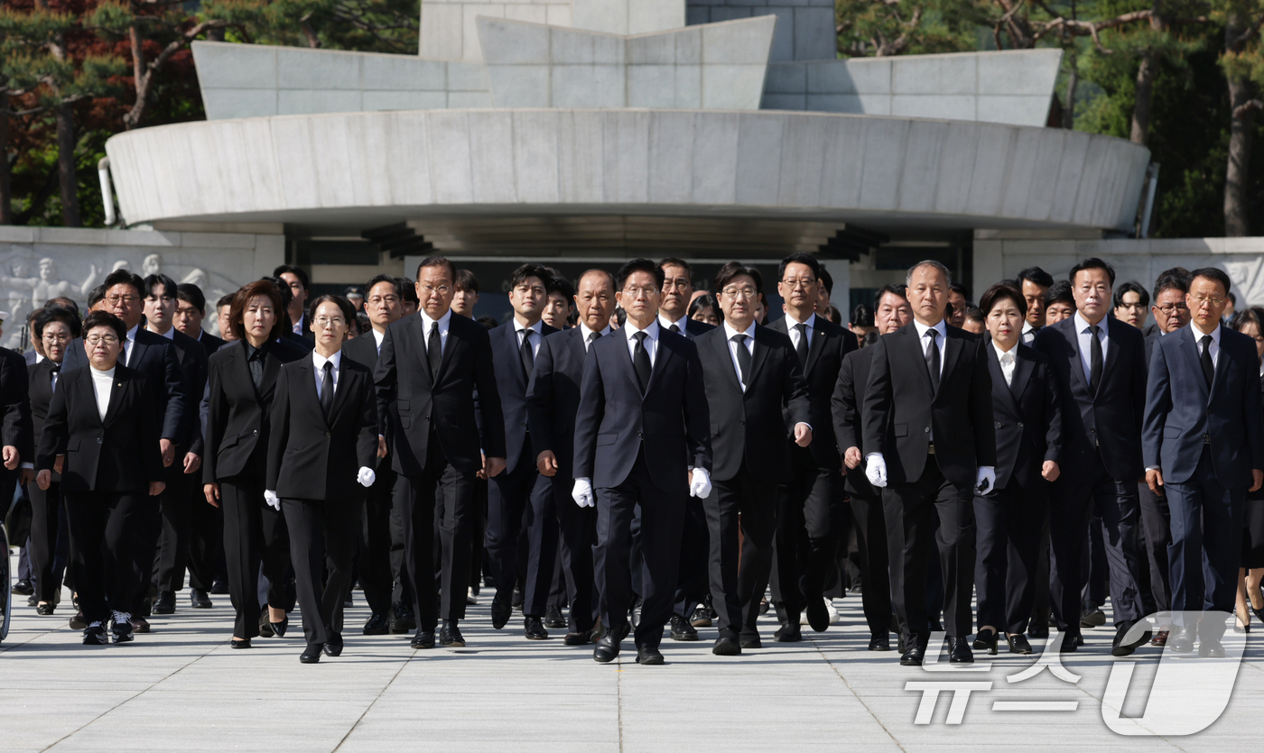 (서울=뉴스1) 안은나 기자 = 김문수 국민의힘 대통령 후보가 4일 오전 서울 동작구 국립서울현충원에서 당 지도부와 참배를 마친 뒤 현충탑을 나서고 있다. (공동취재) 2025.5 …
