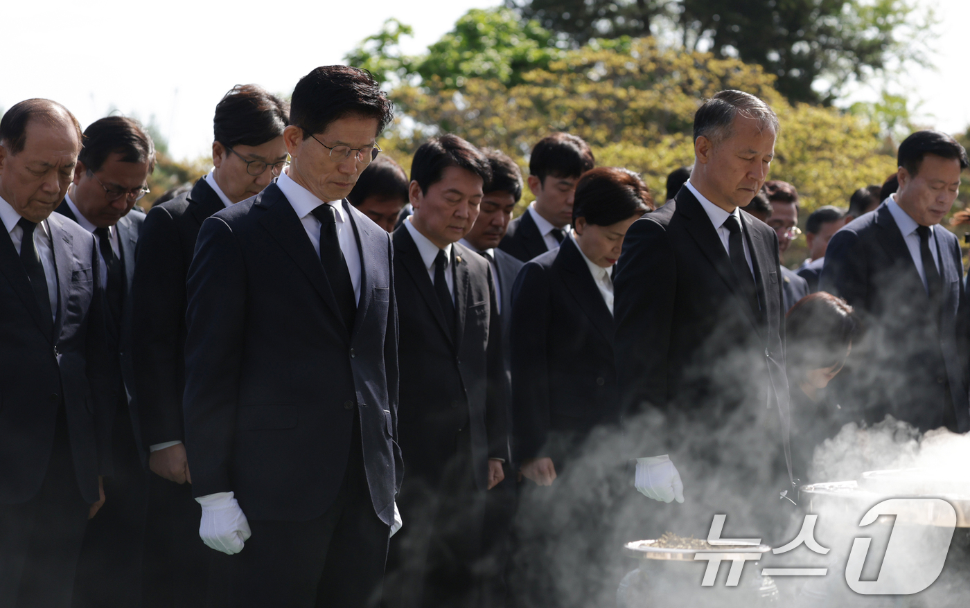 (서울=뉴스1) 안은나 기자 = 김문수 국민의힘 대통령 후보가 4일 오전 서울 동작구 국립서울현충원 현충탑에서 당 지도부와 묵념하고 있다. (공동취재) 2025.5.4/뉴스1