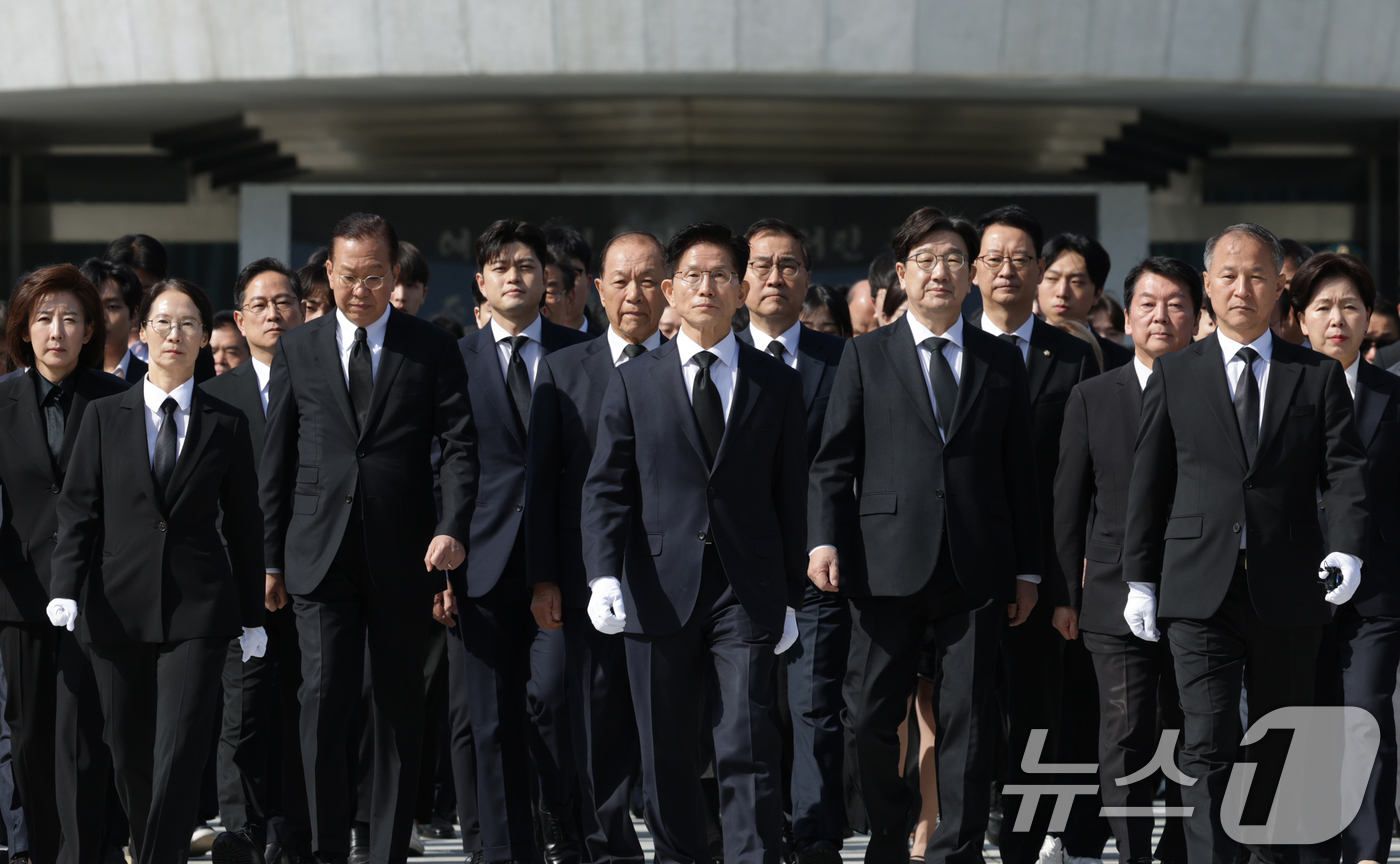 (서울=뉴스1) 안은나 기자 = 김문수 국민의힘 대통령 후보가 4일 오전 서울 동작구 국립서울현충원에서 당 지도부와 참배를 마친 뒤 현충탑을 나서고 있다. (공동취재) 2025.5 …