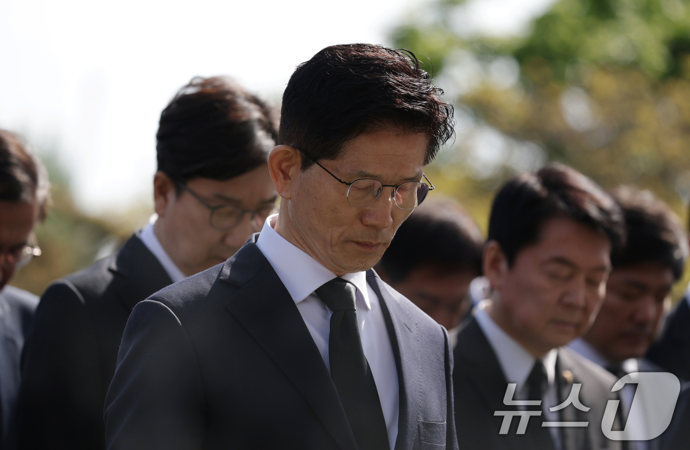 (서울=뉴스1) 안은나 기자 = 김문수 국민의힘 대통령 후보가 4일 오전 서울 동작구 국립서울현충원을 찾아 현충탑에서 분향을 마친 뒤 묵념하고 있다. (공동취재)2025.5.4/뉴 …