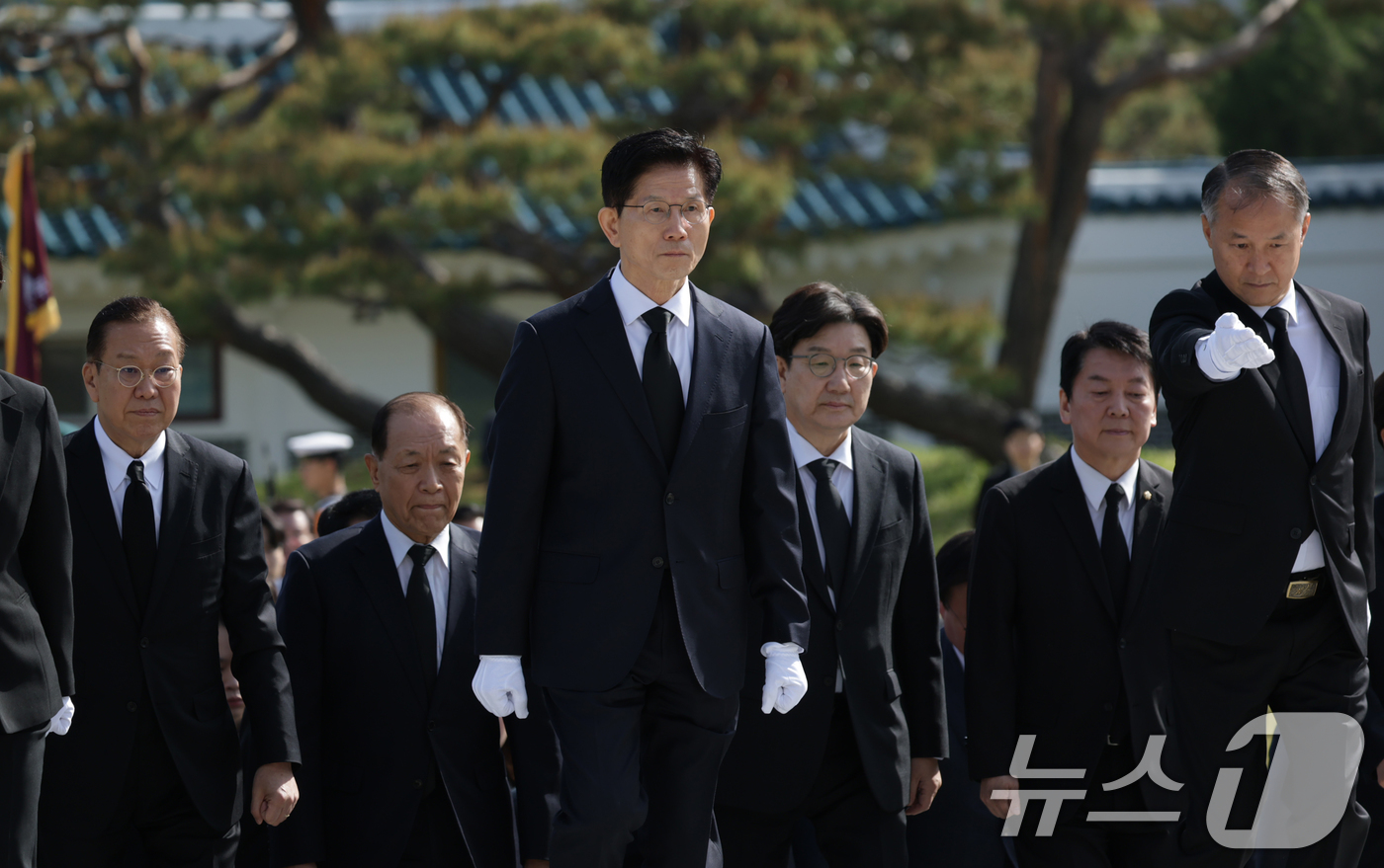 (서울=뉴스1) 안은나 기자 = 김문수 국민의힘 대통령 후보가 4일 오전 당 지도부와 함께 서울 동작구 국립서울현충원을 찾아 현충탑으로 향하고 있다.(공동취재) 2025.5.4/뉴 …