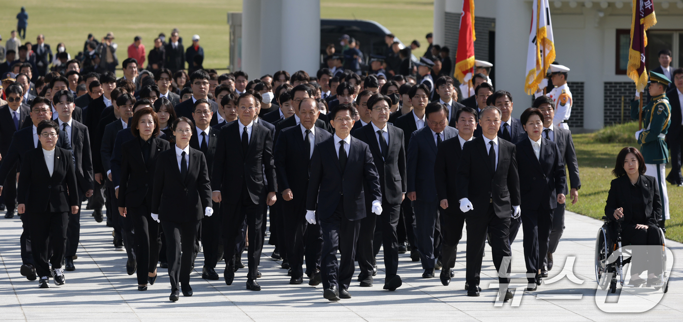 (서울=뉴스1) 안은나 기자 = 김문수 국민의힘 대통령 후보가 4일 오전 서울 동작구 국립서울현충원을 찾아 당 지도부와 현충탑으로 향하고 있다. (공동취재) 2025.5.4/뉴스1 …
