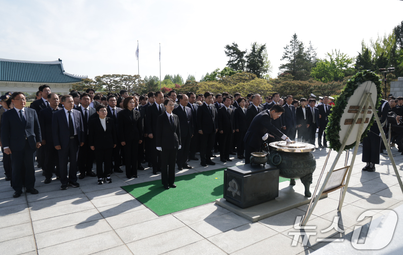 (서울=뉴스1) 안은나 기자 = 김문수 국민의힘 대통령 후보가 4일 오전 서울 동작구 국립서울현충원 현충탑에서 분향하고 있다. (공동취재) 2025.5.4/뉴스1