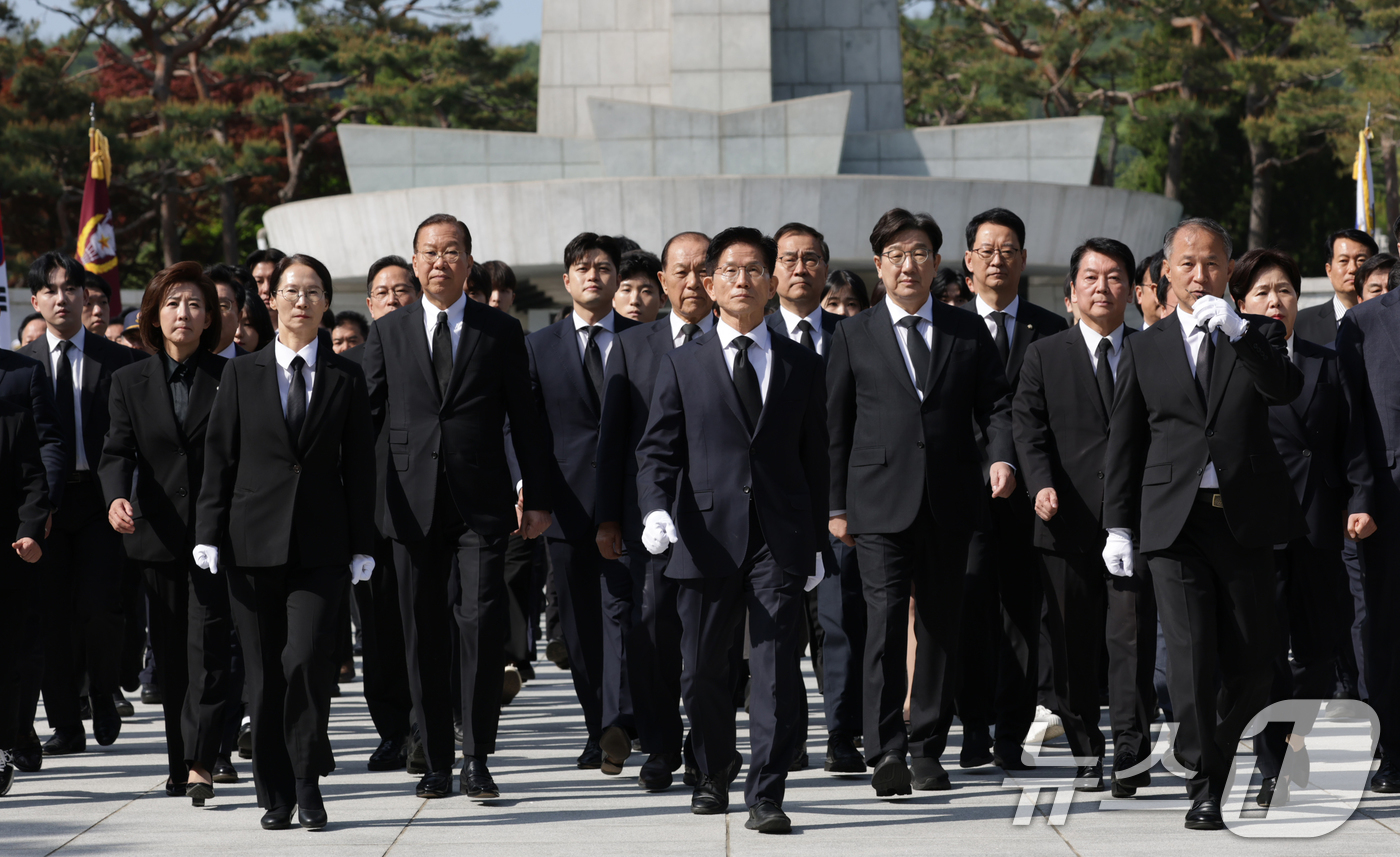 (서울=뉴스1) 안은나 기자 = 김문수 국민의힘 대통령 후보가 4일 오전 서울 동작구 국립서울현충원에서 당 지도부와 참배를 마친 뒤 현충탑을 나서고 있다. (공동취재) 2025.5 …