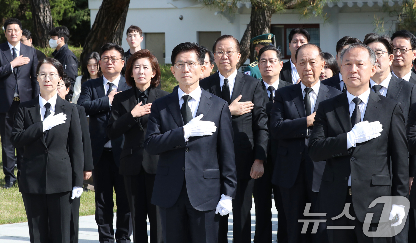 (서울=뉴스1) 안은나 기자 = 김문수 국민의힘 대통령 후보가 4일 오전 서울 동작구 국립서울현충원에서 국기에 대한 경례를 하고 있다. (공동취재) 2025.5.4/뉴스1
