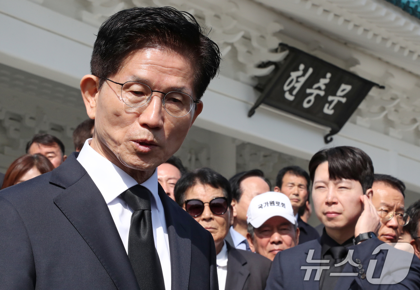 (서울=뉴스1) 안은나 기자 = 김문수 국민의힘 대통령 후보가 4일 오전 서울 동작구 국립서울현충원에서 현충탑 참배를 마친 뒤 취재진 질문에 답하고 있다. (공동취재) 2025.5 …