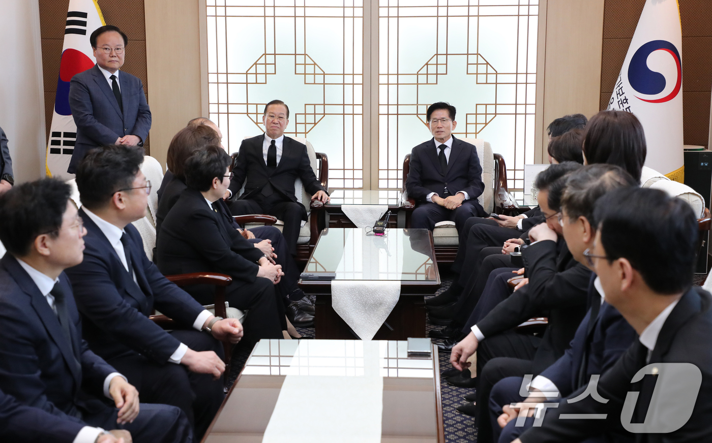 (서울=뉴스1) 안은나 기자 = 김문수 국민의힘 대통령 후보가 4일 오전 서울 동작구 국립서울현충원에서 현충탑 참배에 앞서 권영세 비대위원장을 비롯한 당 지도부, 캠프 관계자들과 …