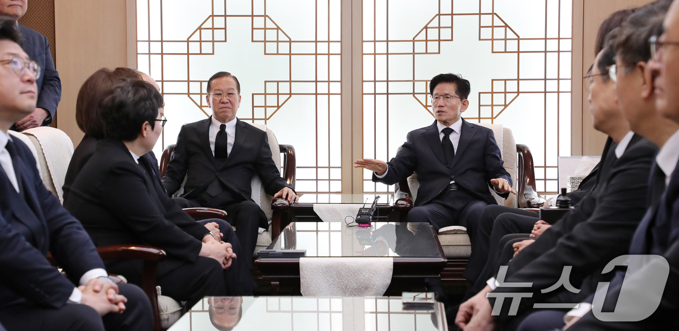 (서울=뉴스1) 안은나 기자 = 김문수 국민의힘 대통령 후보가 4일 오전 서울 동작구 국립서울현충원에서 현충탑 참배에 앞서 권영세 비대위원장을 비롯한 당 지도부, 캠프 관계자들과 …