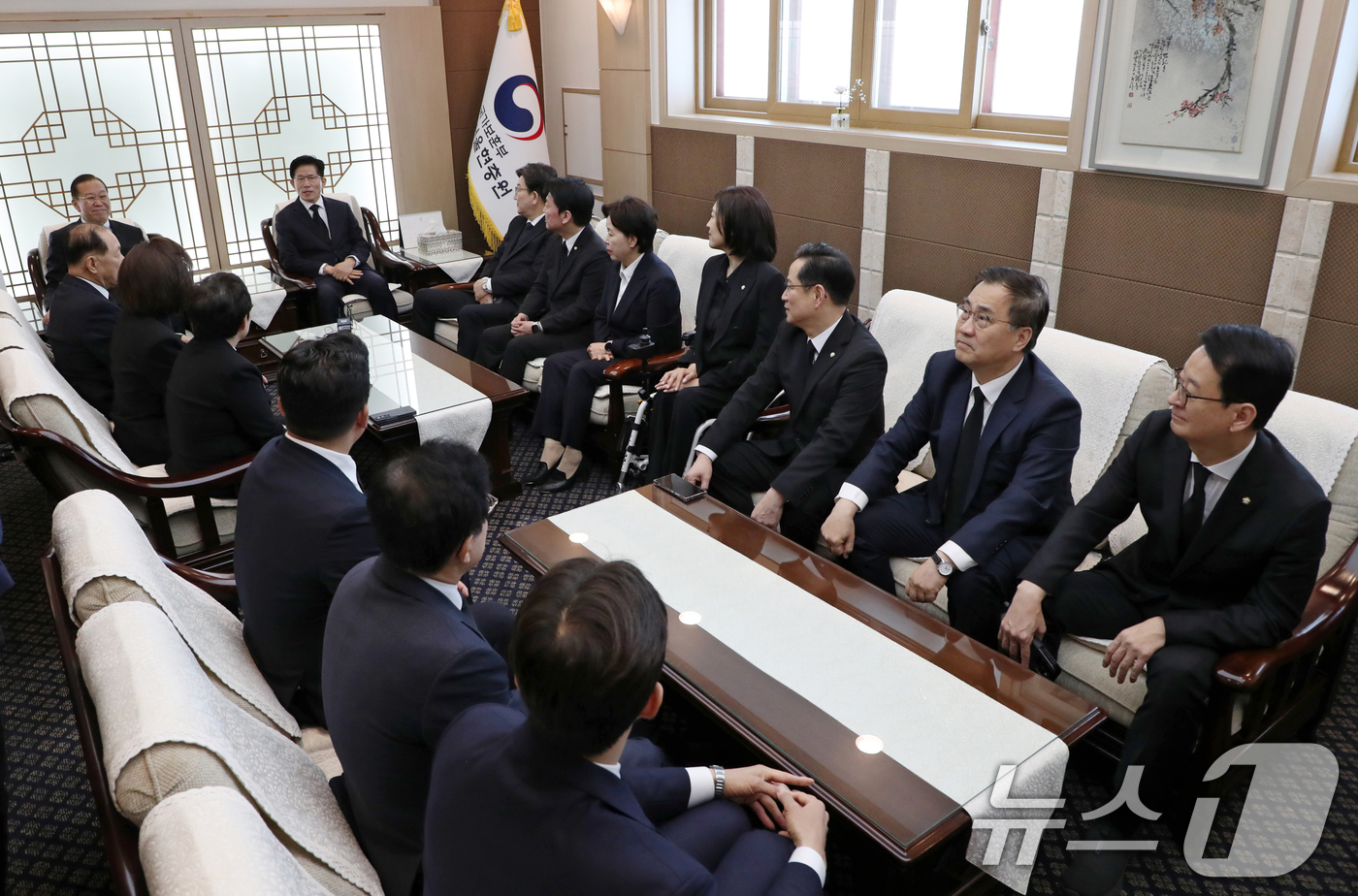 (서울=뉴스1) 안은나 기자 = 김문수 국민의힘 대통령 후보가 4일 오전 서울 동작구 국립서울현충원에서 현충탑 참배에 앞서 권영세 비대위원장을 비롯한 당 지도부, 캠프 관계자들과 …