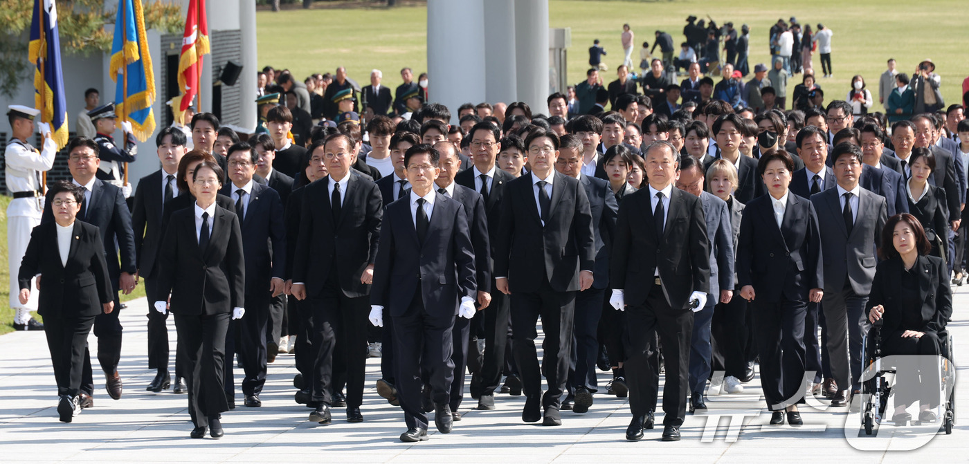(서울=뉴스1) 안은나 기자 = 김문수 국민의힘 대통령 후보가 4일 오전 서울 동작구 국립서울현충원을 찾아 참배를 위해 현충탑으로 이동하고 있다. (공동취재) 2025.5.4/뉴스 …