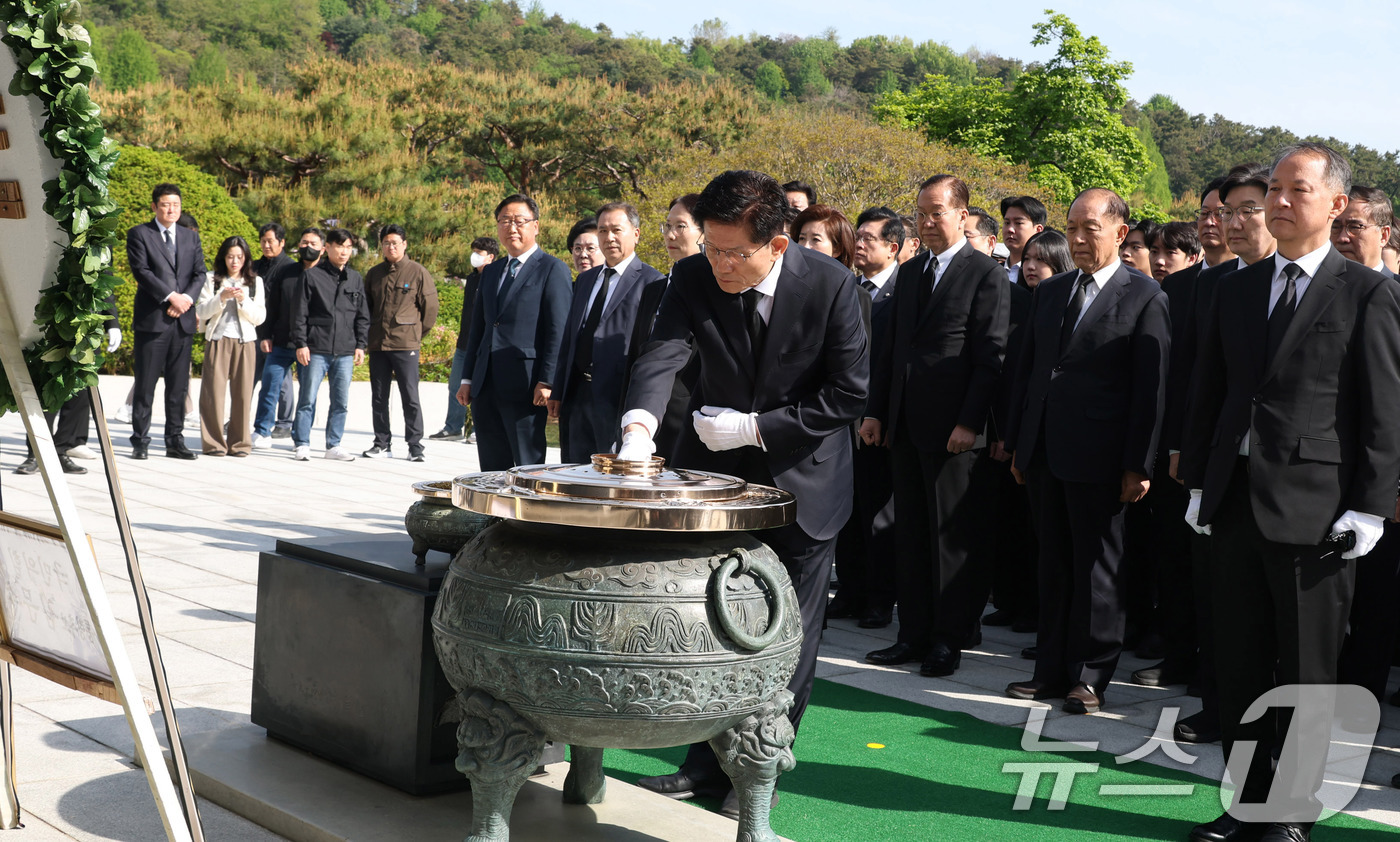 (서울=뉴스1) 안은나 기자 = 김문수 국민의힘 대통령 후보가 4일 오전 서울 동작구 국립서울현충원 현충탑에서 분향하고 있다. (공동취재) 2025.5.4/뉴스1