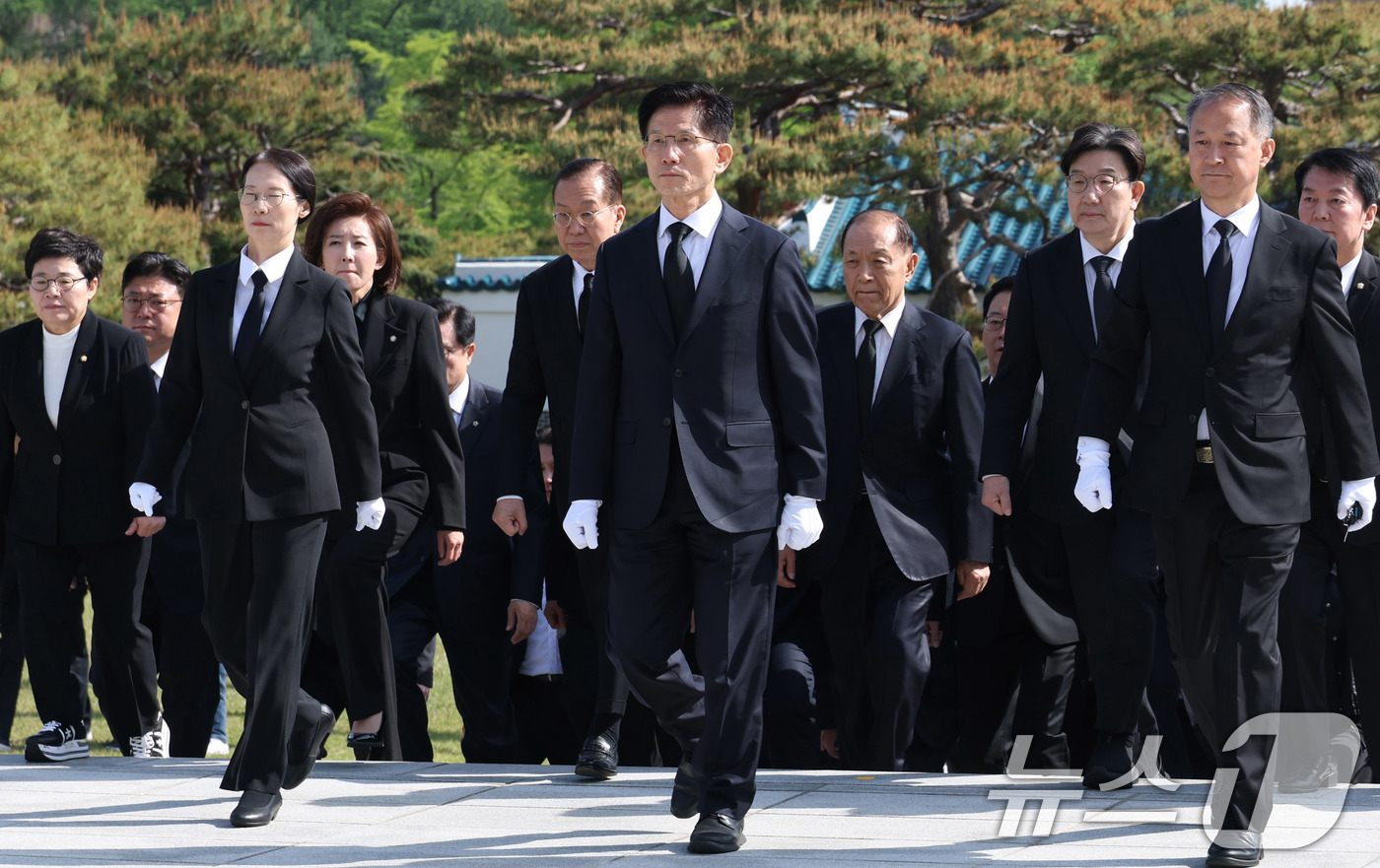 (서울=뉴스1) 안은나 기자 = 김문수 국민의힘 대통령 후보가 4일 오전 서울 동작구 국립서울현충원을 찾아 참배를 위해 현충탑으로 이동하고 있다. (공동취재) 2025.5.4/뉴스 …