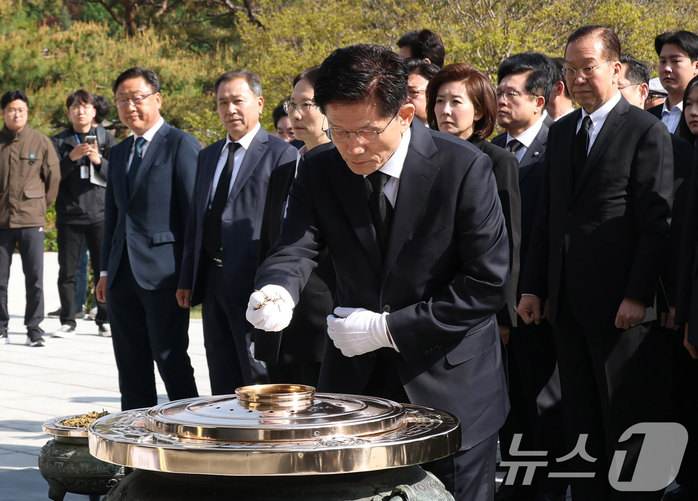 (서울=뉴스1) 안은나 기자 = 김문수 국민의힘 대통령 후보가 4일 오전 서울 동작구 국립서울현충원 현충탑에서 분향하고 있다. (공동취재) 2025.5.4/뉴스1