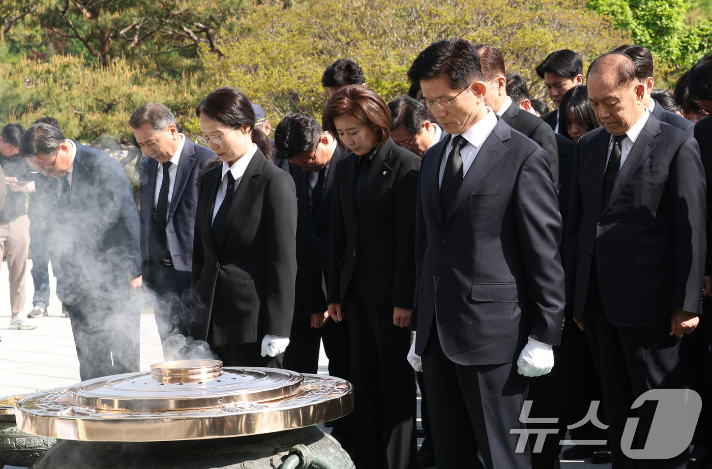 (서울=뉴스1) 안은나 기자 = 김문수 국민의힘 대통령 후보가 4일 오전 서울 동작구 국립서울현충원 현충탑에서 묵념하고 있다. (공동취재) 2025.5.4/뉴스1