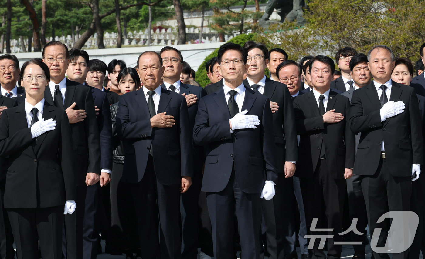 (서울=뉴스1) 안은나 기자 = 김문수 국민의힘 대통령 후보가 4일 오전 서울 동작구 국립서울현충원 현충탑에서 당 지도부와 참배를 마친 뒤 국기에 대한 경례를 하고 있다. (공동취 …