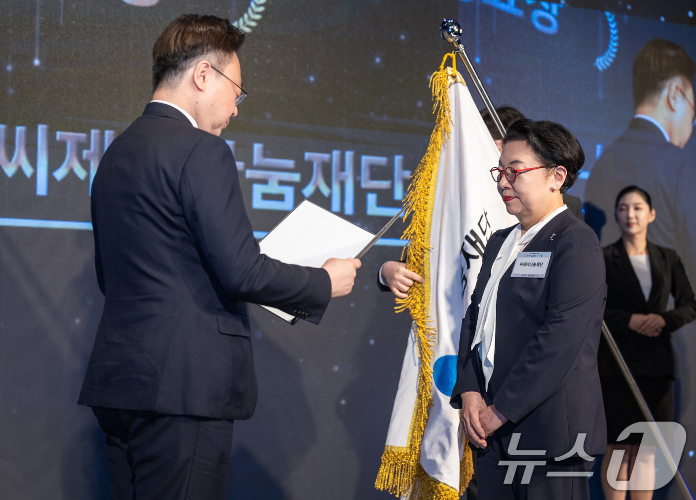 (서울=뉴스1) 민경석 기자 = 민희경 CJ사회공헌추진단장(오른쪽)이 지난 2일 서울 중구 웨스틴 조선 서울호텔에서 열린 '제103회 어린이날 기념식'에서 조규홍 보건복지부 장관으 …