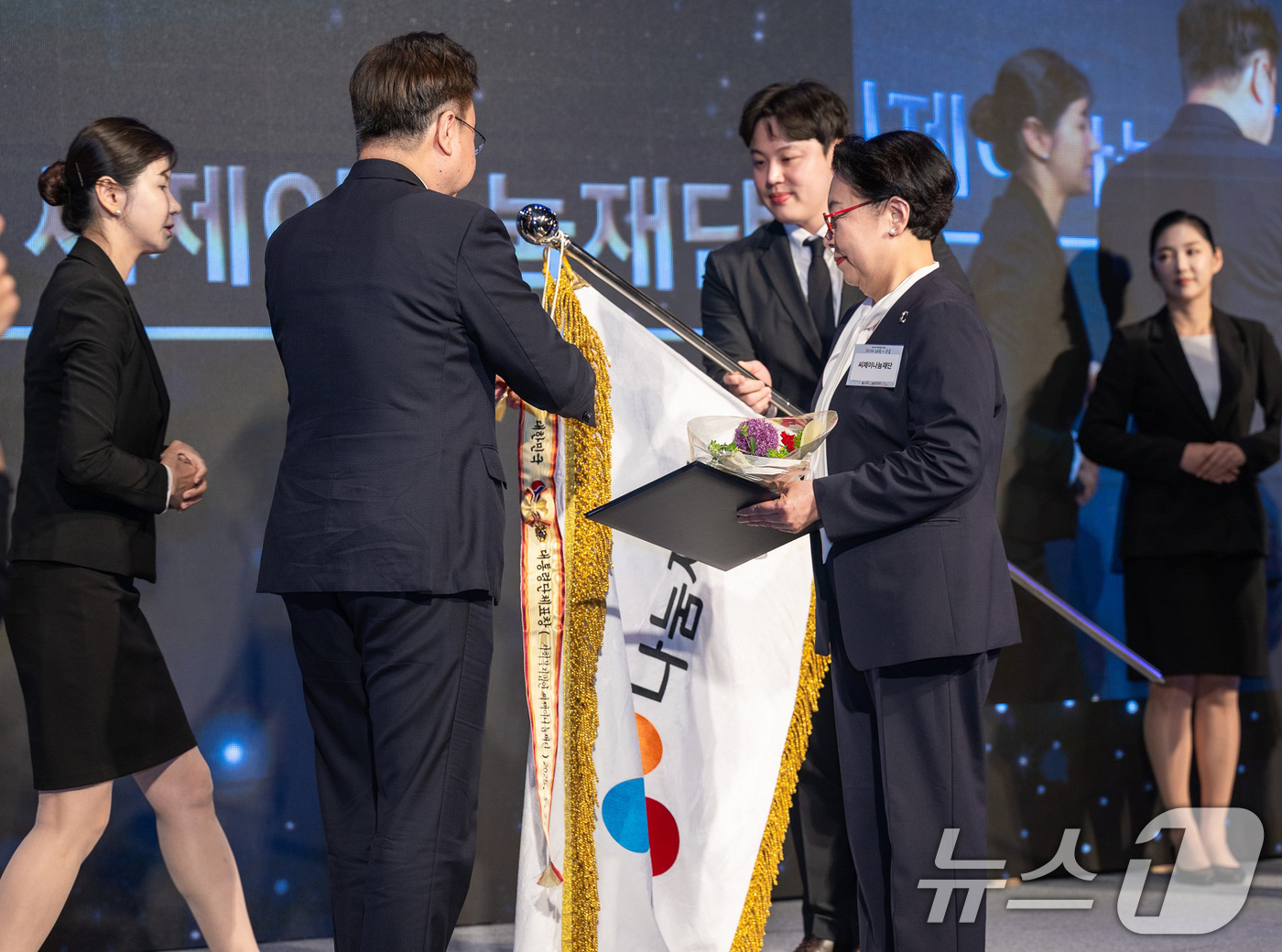 (서울=뉴스1) 민경석 기자 = 민희경 CJ사회공헌추진단장(오른쪽)이 지난 2일 서울 중구 웨스틴 조선 서울호텔에서 열린 '제103회 어린이날 기념식'에서 조규홍 보건복지부 장관으 …