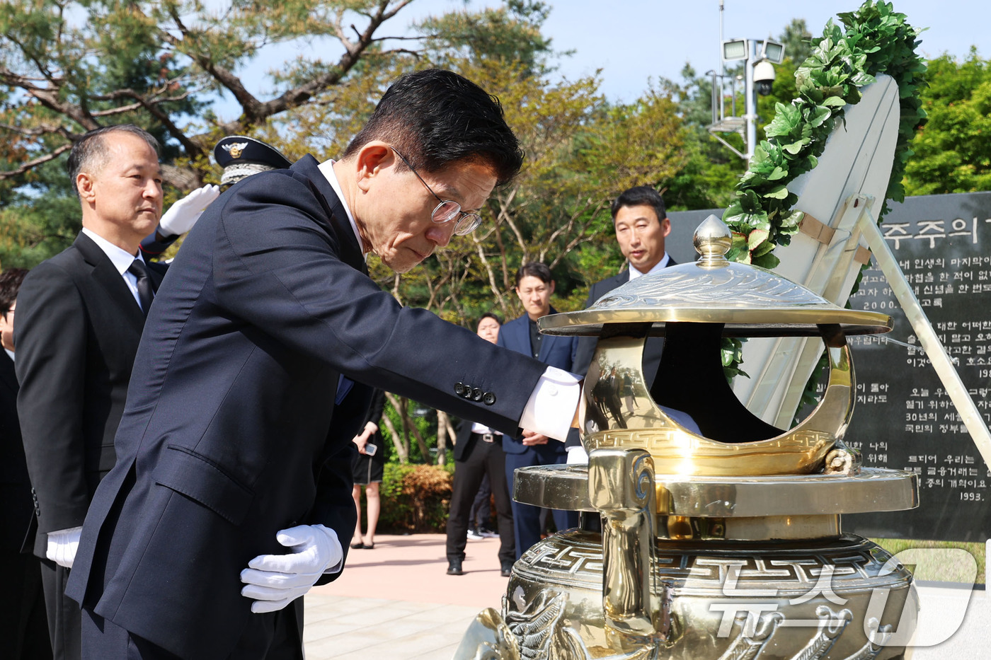 (서울=뉴스1) 안은나 기자 = 김문수 국민의힘 대통령 후보가 4일 오전 서울 동작구 국립서울현충원 김영삼 전 대통령 묘역을 찾아 분향하고 있다. (공동취재) 2025.5.4/뉴스 …