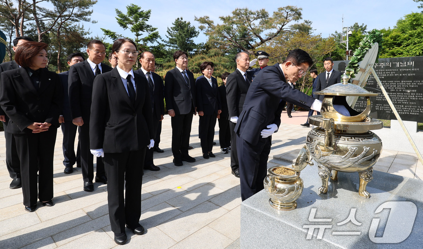 (서울=뉴스1) 안은나 기자 = 김문수 국민의힘 대통령 후보가 4일 오전 서울 동작구 국립서울현충원 김영삼 전 대통령 묘역을 찾아 분향하고 있다. (공동취재) 2025.5.4/뉴스 …