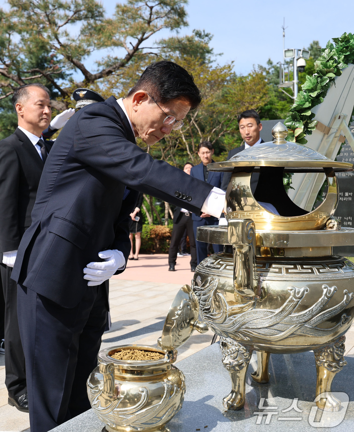 (서울=뉴스1) 안은나 기자 = 김문수 국민의힘 대통령 후보가 4일 오전 서울 동작구 국립서울현충원 김영삼 전 대통령 묘역을 찾아 분향하고 있다. (공동취재) 2025.5.4/뉴스 …