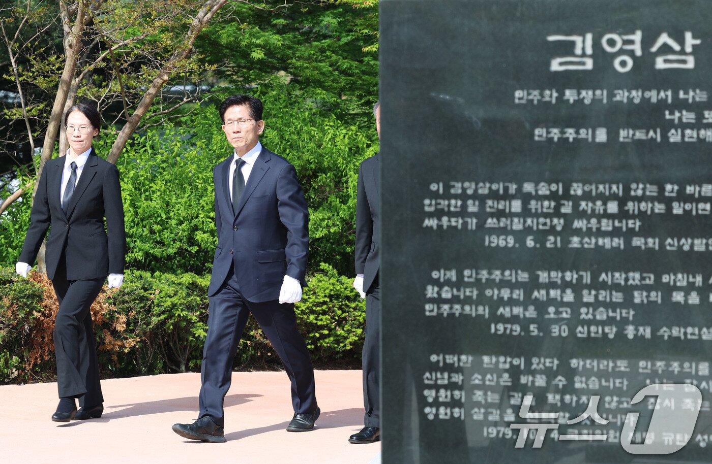 본문 이미지 - 김문수 국민의힘 대통령 후보가 4일 오전 서울 동작구 국립서울현충원을 찾아 김영삼 전 대통령 묘역으로 이동하고 있다. (공동취재) 2025.5.4/뉴스1 ⓒ News1 안은나 기자