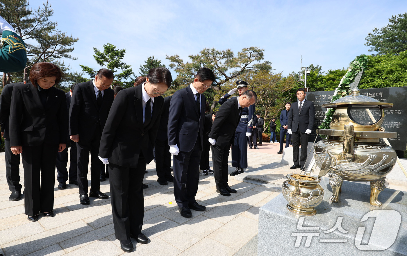 (서울=뉴스1) 안은나 기자 = 김문수 국민의힘 대통령 후보가 4일 오전 서울 동작구 국립서울현충원 김영삼 전 대통령 묘역을 찾아 묵념하고 있다. (공동취재) 2025.5.4/뉴스 …