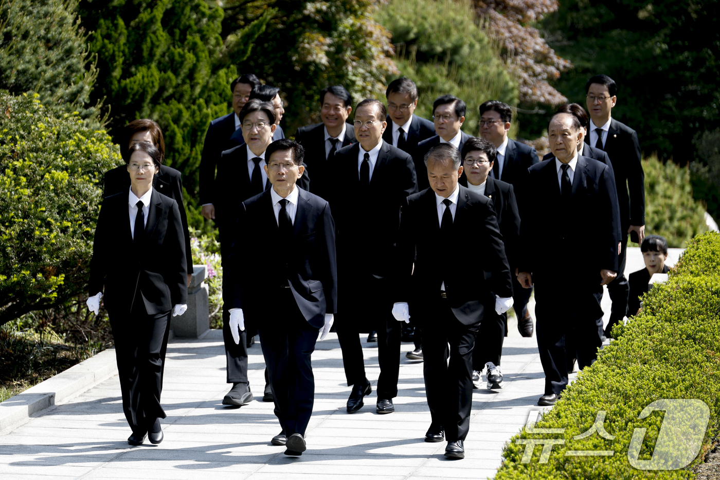 (서울=뉴스1) 안은나 기자 = 김문수 국민의힘 대통령 후보가 4일 오전 서울 동작구 국립서울현충원에서 박정희 전 대통령 묘역을 참배하기 위해 이동하고 있다. (공동취재) 2025 …