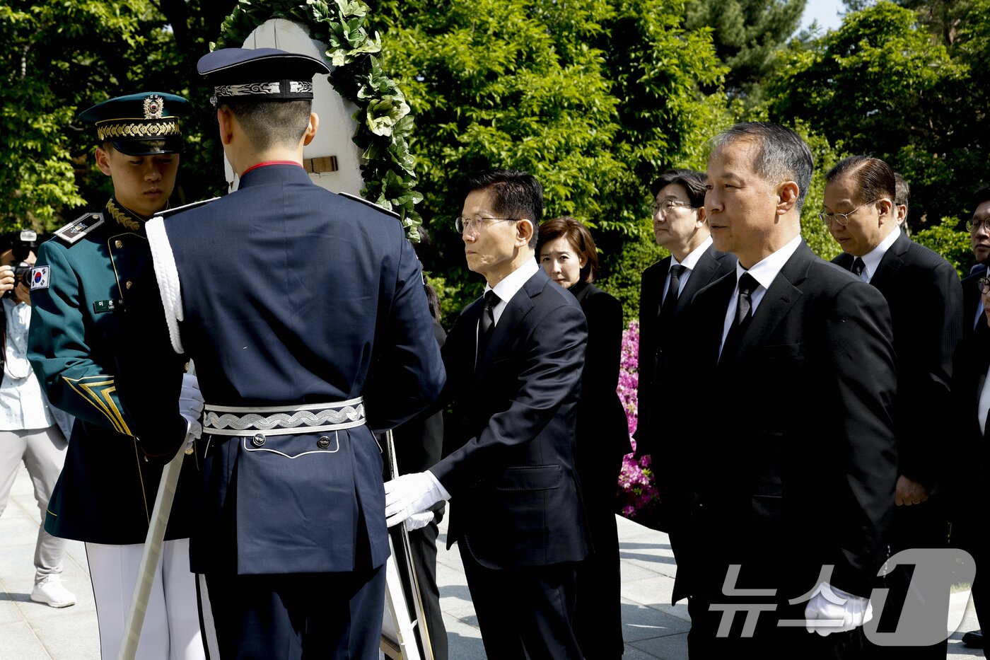 본문 이미지 - 김문수 국민의힘 대통령 후보가 4일 오전 서울 동작구 국립서울현충원 박정희 전 대통령 묘역을 찾아 헌화하고 있다. (공동취재) 2025.5.4/뉴스1 ⓒ News1 안은나 기자