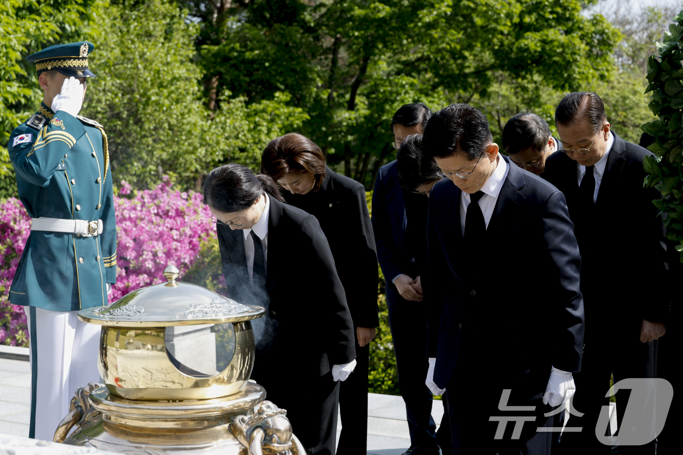 (서울=뉴스1) 안은나 기자 = 김문수 국민의힘 대통령 후보가 4일 오전 서울 동작구 국립서울현충원 박정희 전 대통령 묘역을 찾아 묵념하고 있다. (공동취재) 2025.5.4/뉴스 …