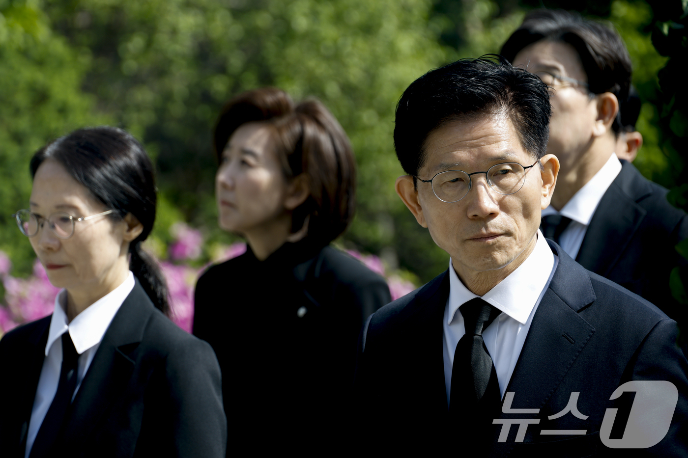 (서울=뉴스1) 안은나 기자 = 김문수 국민의힘 대통령 후보가 4일 오전 서울 동작구 국립서울현충원에서 박정희 전 대통령 묘역을 참배하고 있다. (공동취재) 2025.5.4/뉴스1 …