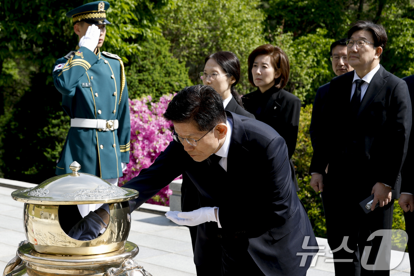 (서울=뉴스1) 안은나 기자 = 김문수 국민의힘 대통령 후보가 4일 오전 서울 동작구 국립서울현충원 박정희 전 대통령 묘역을 찾아 분향하고 있다. (공동취재) 2025.5.4/뉴스 …