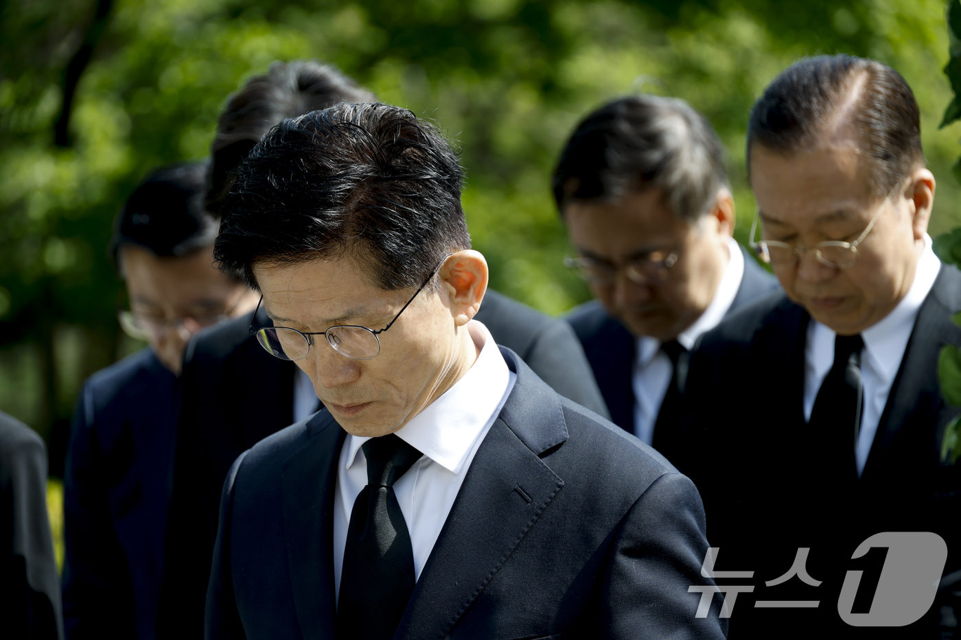 (서울=뉴스1) 안은나 기자 = 김문수 국민의힘 대통령 후보가 4일 오전 서울 동작구 국립서울현충원 박정희 전 대통령 묘역을 찾아 묵념하고 있다. (공동취재) 2025.5.4/뉴스 …