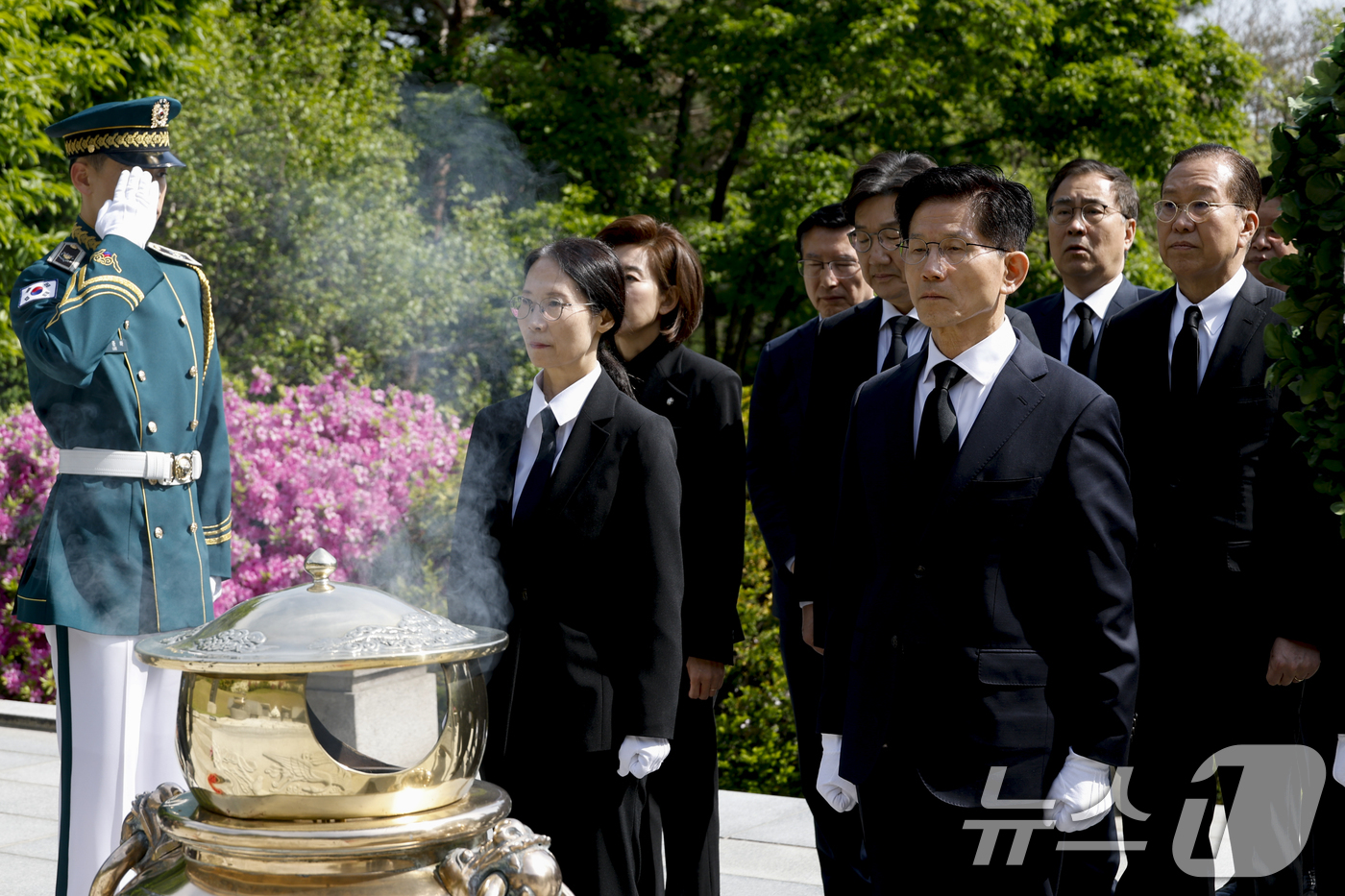(서울=뉴스1) 안은나 기자 = 김문수 국민의힘 대통령 후보가 4일 오전 서울 동작구 국립서울현충원에서 박정희 전 대통령 묘역을 참배하고 있다. (공동취재) 2025.5.4/뉴스1 …
