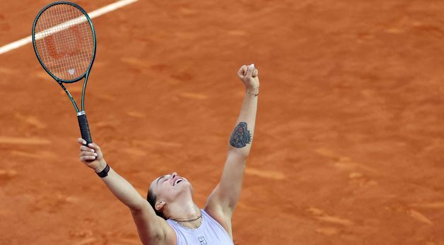[포토] WTA 마드리드 오픈 우승 환호하는 아리나 사발렌카