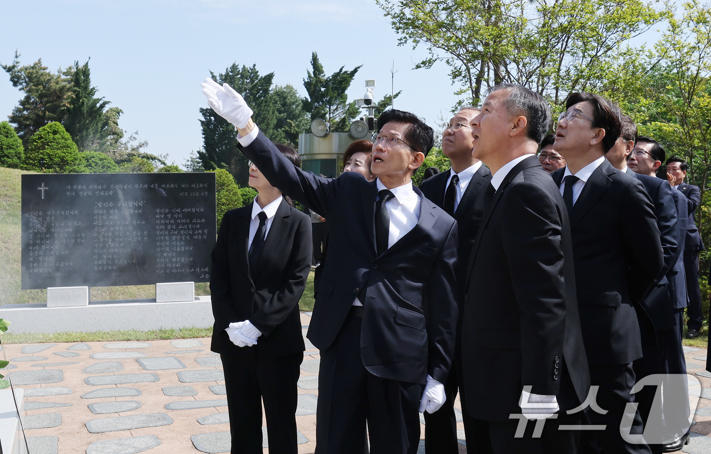 (서울=뉴스1) 안은나 기자 = 김문수 국민의힘 대통령 후보가 4일 오전 서울 동작구 국립서울현충원을 찾아 김대중 전 대통령 묘역을 참배한 뒤 참석자들과 대화하고 있다. (공동취재 …