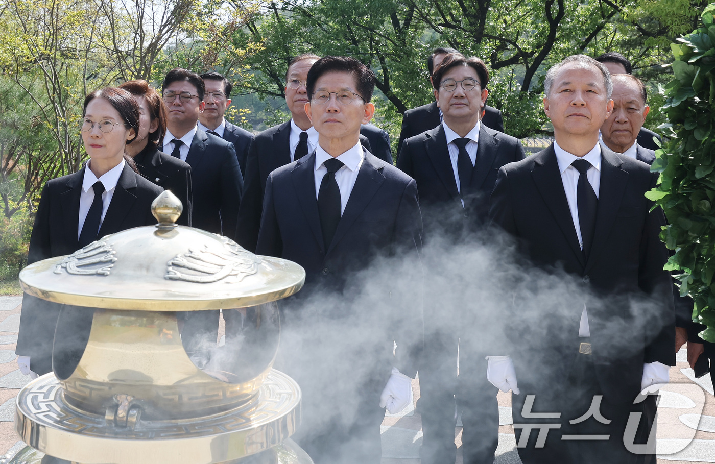 (서울=뉴스1) 안은나 기자 = 김문수 국민의힘 대통령 후보가 4일 오전 서울 동작구 국립서울현충원을 찾아 김대중 전 대통령 묘역을 참배하고 있다. (공동취재) 2025.5.4/뉴 …