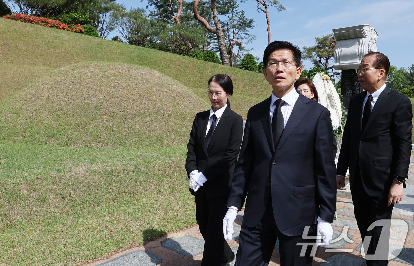 (서울=뉴스1) 안은나 기자 = 김문수 국민의힘 대통령 후보가 4일 오전 서울 동작구 국립서울현충원을 찾아 김대중 전 대통령 묘역을 참배한 뒤 이동하고 있다. (공동취재) 2025 …