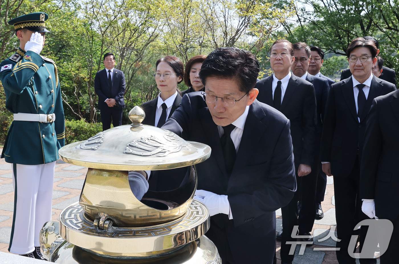 (서울=뉴스1) 안은나 기자 = 김문수 국민의힘 대통령 후보가 4일 오전 서울 동작구 국립서울현충원을 찾아  김대중 전 대통령 묘역을 참배하고 있다. (공동취재)2025.5.4/뉴 …