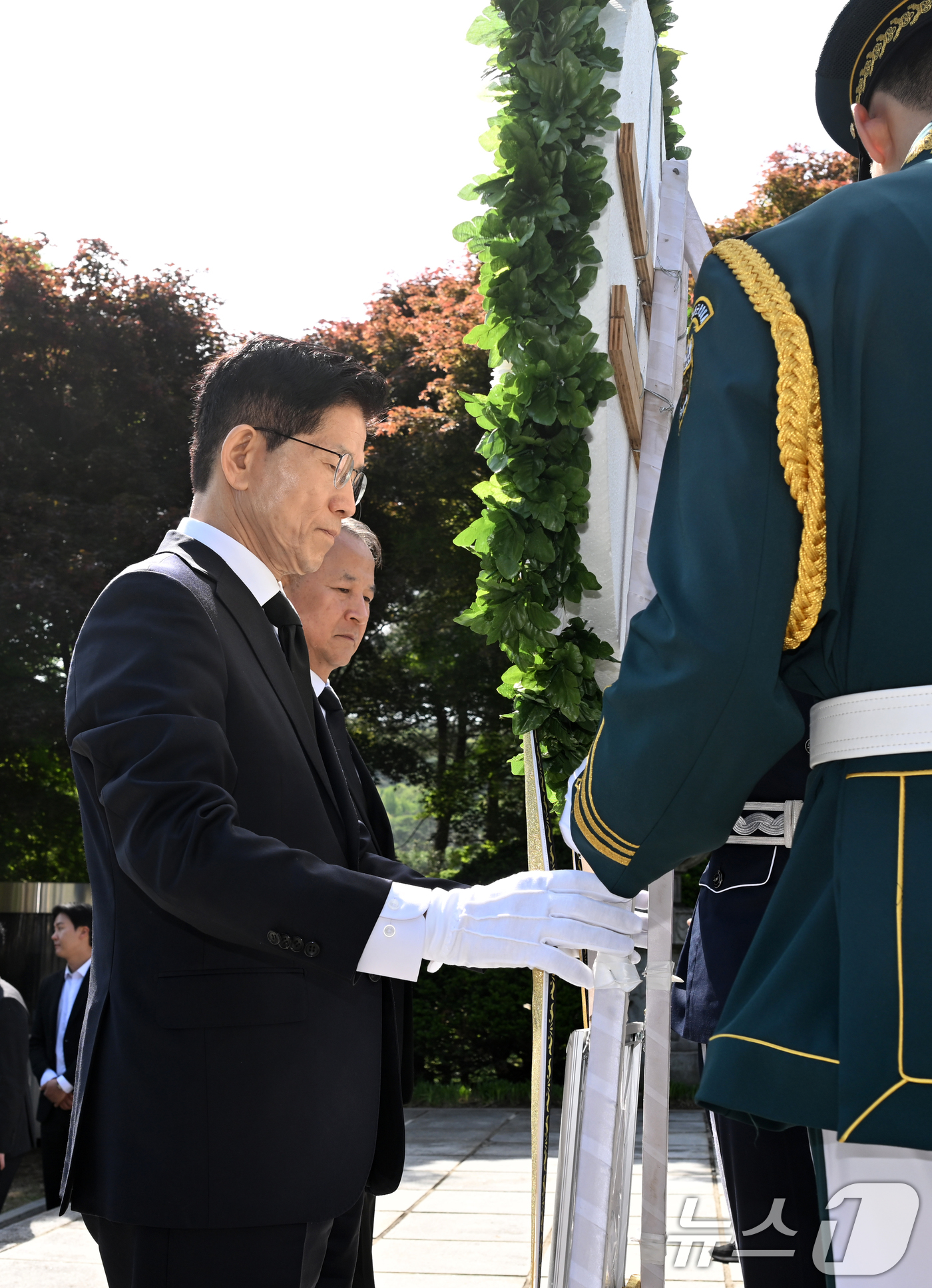 (서울=뉴스1) 안은나 기자 = 김문수 국민의힘 대통령 후보가 4일 오전 서울 동작구 국립 서울현충원을 찾아 이승만 전 대통령 묘역에 헌화하고 있다. (공동취재) 2025.5.4/ …