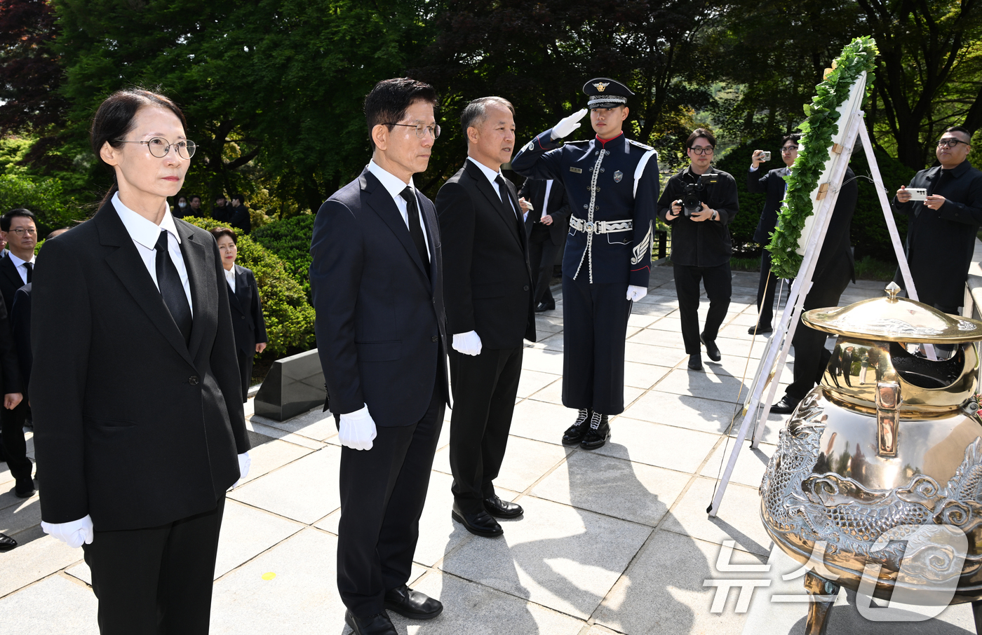 (서울=뉴스1) 안은나 기자 = 김문수 국민의힘 대통령 후보가 4일 오전 서울 동작구 국립서울현충원을 찾아 이승만 전 대통령 묘역을 참배하고 있다. (공동취재) 2025.5.4/뉴 …