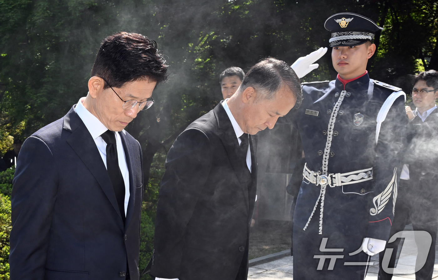 (서울=뉴스1) 안은나 기자 = 김문수 국민의힘 대통령 후보가 4일 오전 서울 동작구 국립 서울현충원 이승만 전 대통령 묘역을 찾아 묵념하고 있다. (공동취재) 2025.5.4/뉴 …