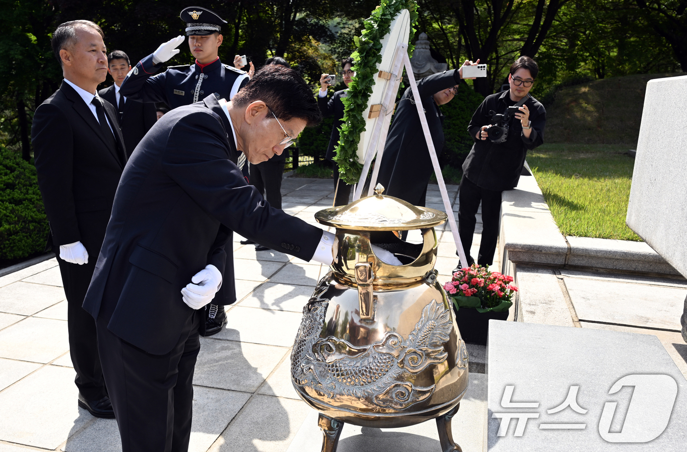 (서울=뉴스1) 안은나 기자 = 김문수 국민의힘 대통령 후보가 4일 오전 서울 동작구 국립서울현충원을 찾아 이승만 전 대통령 묘역에 분향하고 있다. (공동취재) 2025.5.4/뉴 …