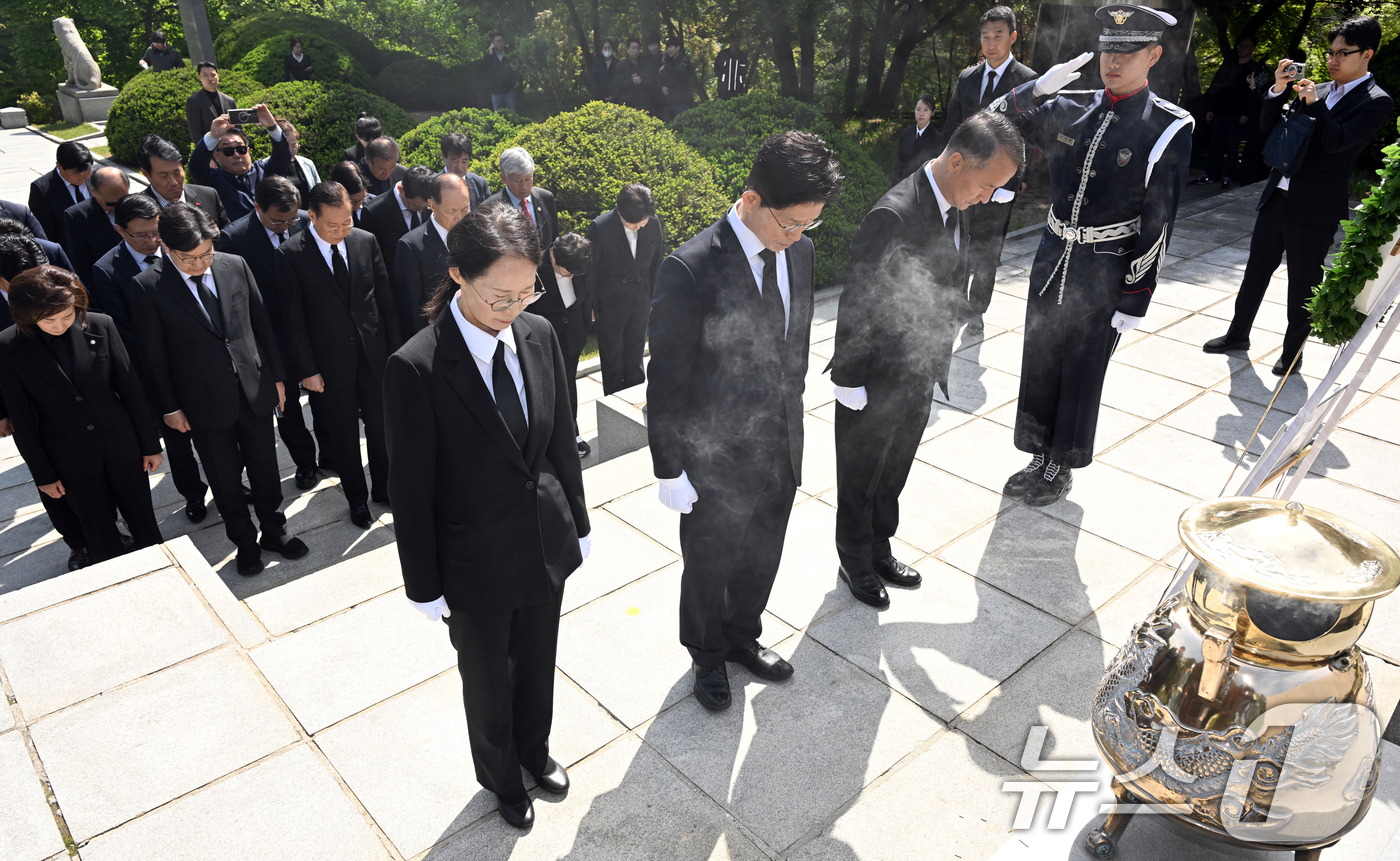 (서울=뉴스1) 안은나 기자 = 김문수 국민의힘 대통령 후보가 4일 오전 서울 동작구 국립 서울현충원 이승만 전 대통령 묘역을 찾아 묵념하고 있다. (공동취재) 2025.5.4/뉴 …