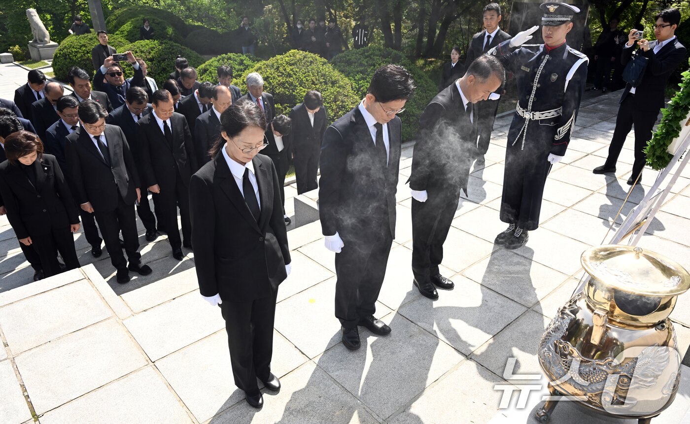 본문 이미지 - 김문수 국민의힘 대통령 후보가 4일 오전 서울 동작구 국립 서울현충원 이승만 전 대통령 묘역을 찾아 묵념하고 있다. (공동취재) 2025.5.4/뉴스1 ⓒ News1 안은나 기자