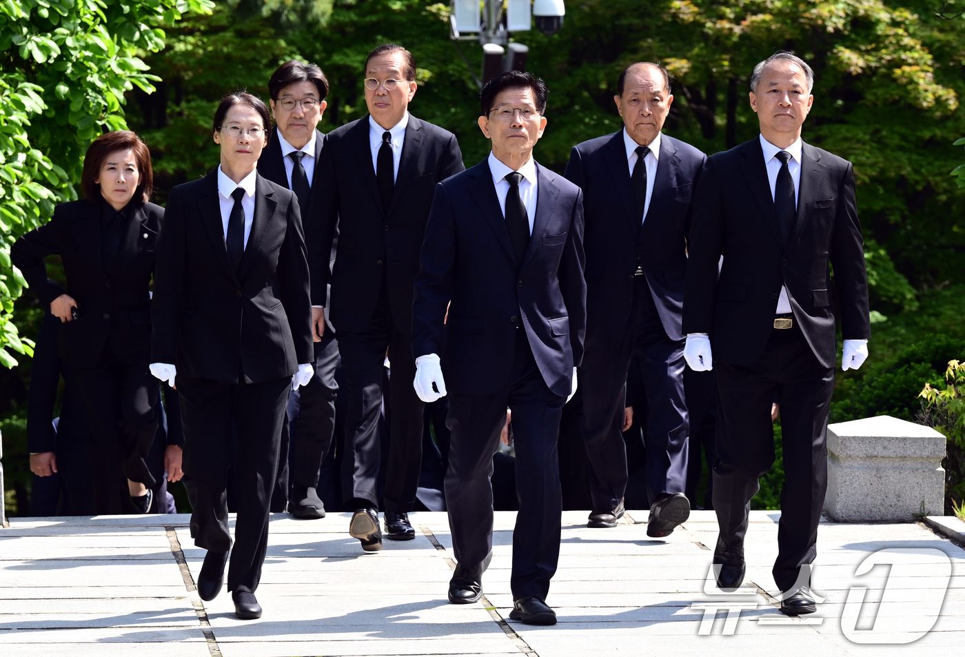 (서울=뉴스1) 안은나 기자 = 김문수 국민의힘 대통령 후보가 4일 오전 서울 동작구 국립서울현충원을 찾아 이승만 전 대통령 묘역에 들어서고 있다. (공동취재) 2025.5.4/뉴 …