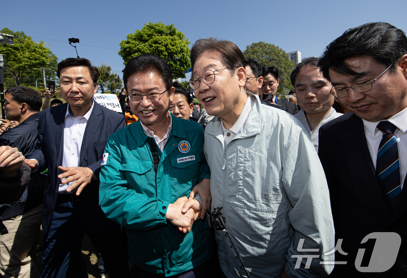 (영주=뉴스1) 이재명 기자 = '골목골목 경청투어 : 단양팔경편'에 나선 이재명 더불어민주당 대통령 후보가 4일 오전 경북 영주시 문정둔치에서 열린 2025 영주 한국선비문화축제 …